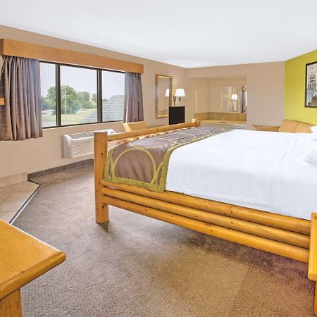 Super 8 By Wyndham Davenport Hotell Exteriör bild