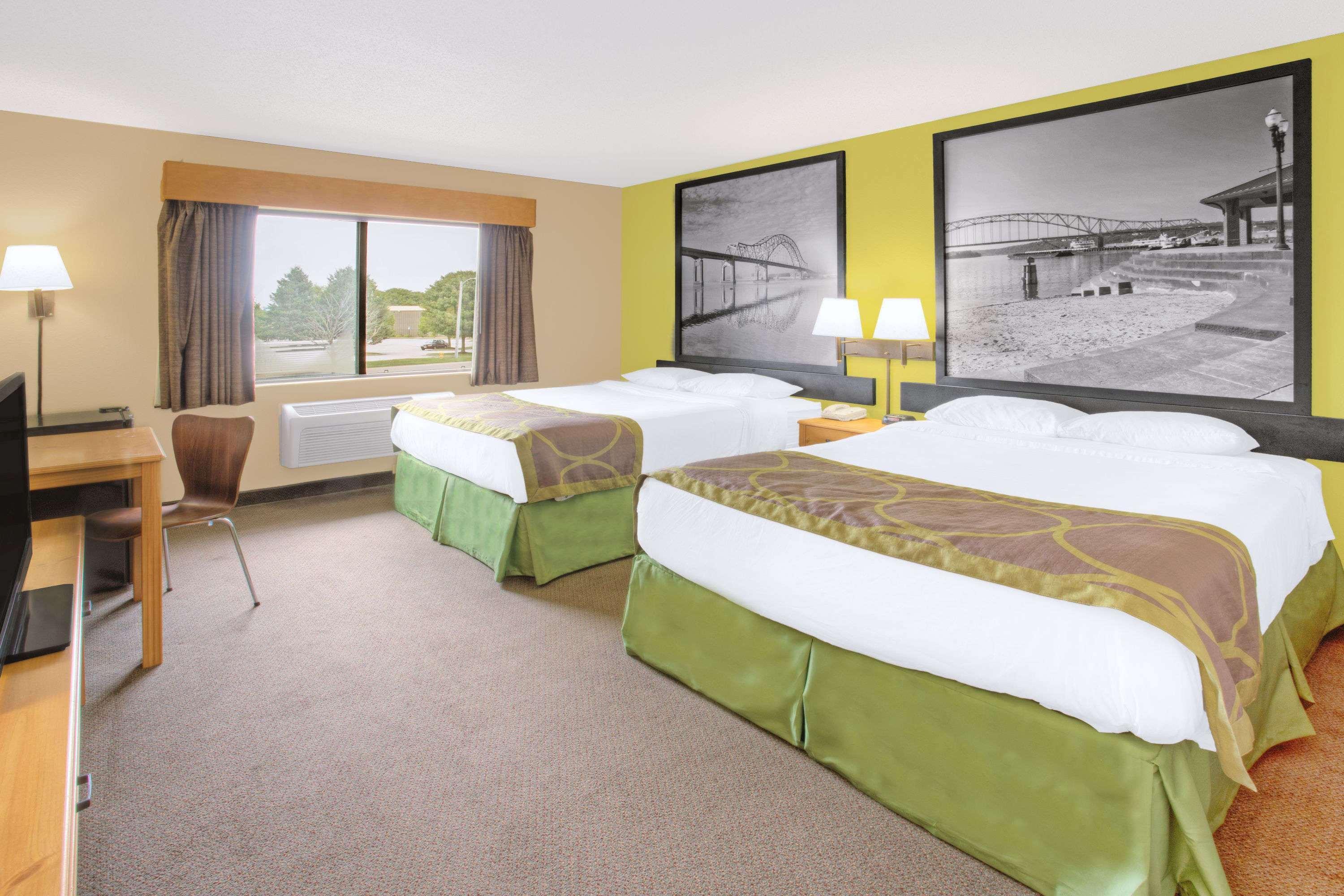 Super 8 By Wyndham Davenport Hotell Exteriör bild